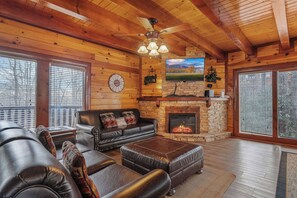 Smart TV, fireplace, video games, DVD player - Private Indoor Pool, Hot Tub, Fire Pit, Pool Table, Free Attractions! (Cosby)