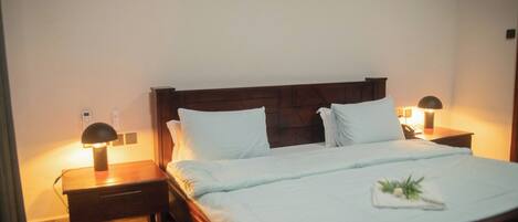 Quarto casal luxo, sacada, vista parcial para o mar | Wi-Fi de cortesia