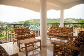 Luxury Double Room, Balcony, City View | Balcony - Pito Guest House (Elmina)