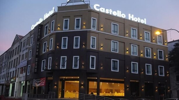 Een hotel met een modern ontwerp, met meerdere verdiepingen en een opvallende ingang.
