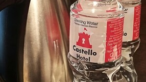 Een fles met een etiket voor Castello Hotel.