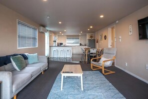 TV - 3 Bed Room downstairs house with Private entrance (Auckland)