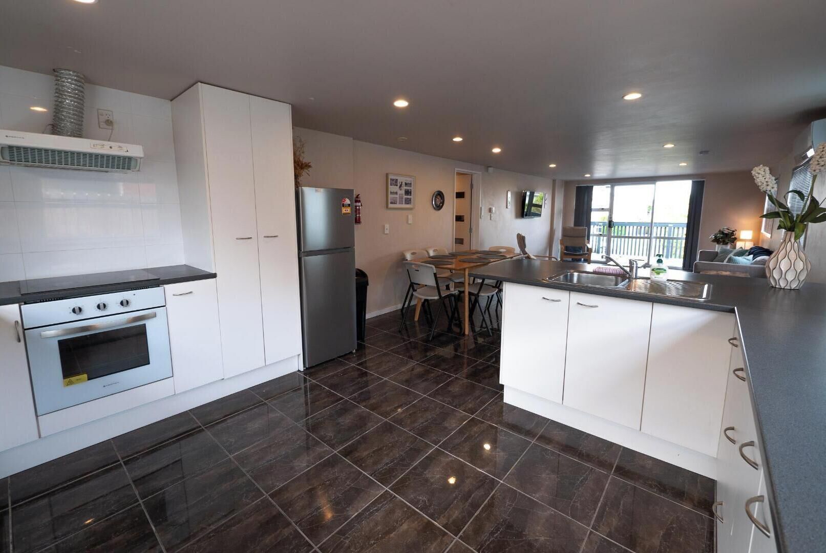 Køleskab, mikrobølgeovn, ovn, brødrister