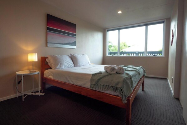 3 habitaciones, tabla de planchar con plancha, internet y ropa de cama 