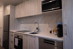 Frigorífic, microones, forn i placa de cuina