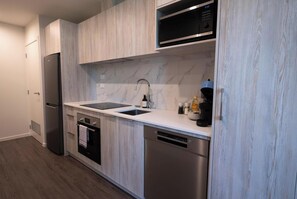 Kjøleskap, mikrobølgeovn, ovn og kokeplater