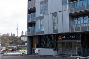 Un bâtiment moderne avec une enseigne indiquant « La Quinta by Wyndham ».