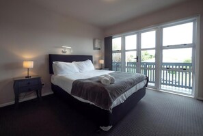 3 bedrooms, iron/ironing board, internet