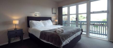 3 bedrooms, iron/ironing board, Internet