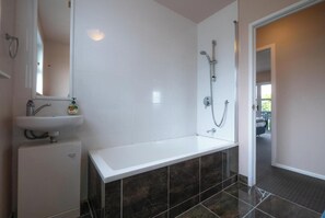 Shower, hair dryer - Sun-drenched 3-bedroom, 2-bathroom Family home (Auckland)