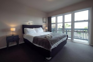 3 bedrooms, iron/ironing board, internet - Sun-drenched 3-bedroom, 2-bathroom Family home (Auckland)