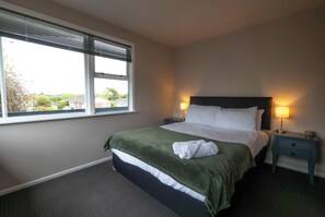 3 bedrooms, iron/ironing board, internet