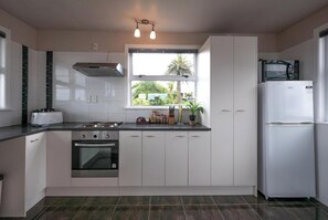 Microwave, oven, dishwasher, cookware/dishes/utensils - Sun-drenched 3-bedroom, 2-bathroom Family home (Auckland)