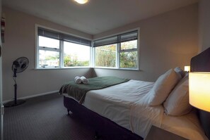 3 bedrooms, iron/ironing board, internet