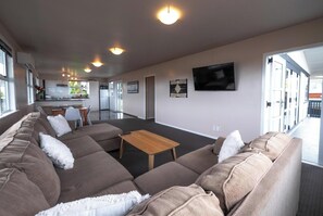 TV - Sun-drenched 3-bedroom, 2-bathroom Family home (Auckland)