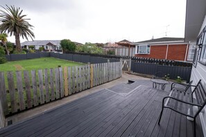 Terrace/patio - Sun-drenched 3-bedroom, 2-bathroom Family home (Auckland)