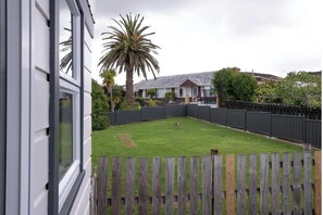 Property grounds - Sun-drenched 3-bedroom, 2-bathroom Family home (Auckland)