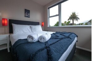 3 bedrooms, iron/ironing board, internet