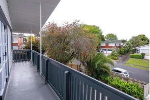 Property grounds - Sun-drenched 3-bedroom, 2-bathroom Family home (Auckland)