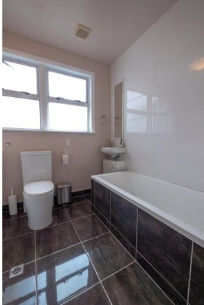 Shower, hair dryer - Sun-drenched 3-bedroom, 2-bathroom Family home (Auckland)