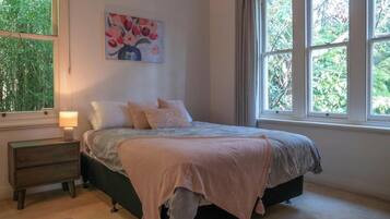 4 bedrooms, iron/ironing board, Internet, bed sheets