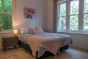 4 bedrooms, iron/ironing board, internet, bed sheets