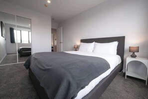 3 bedrooms, iron/ironing board, internet