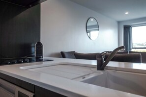 Fridge, oven, stovetop, dishwasher - Chic Urban Retreat in Grey Lynn (Auckland)