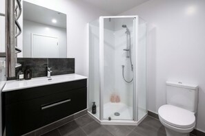 Shower, hair dryer - Chic Urban Retreat in Grey Lynn (Auckland)