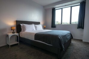 3 bedrooms, iron/ironing board, internet - Chic Urban Retreat in Grey Lynn (Auckland)