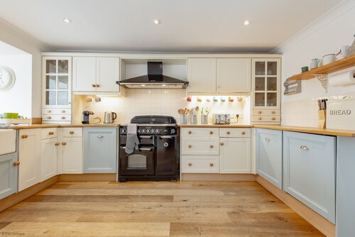 Lovely Sleeps 10 Country Property