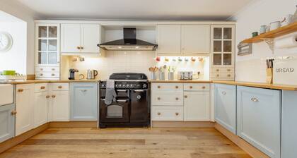 Lovely Sleeps 10 Country Property