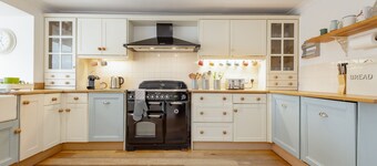 Lovely Sleeps 10 Country Property