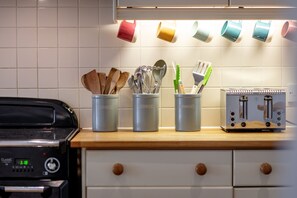 Frigorífico, microondas, horno y lavavajillas