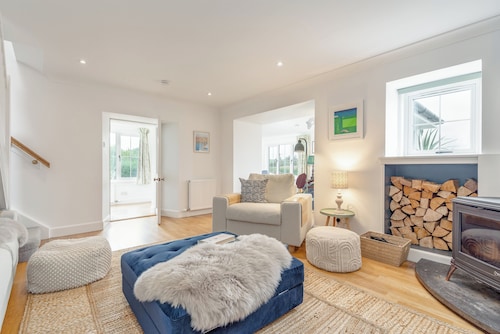 Lovely Sleeps 10 Country Property