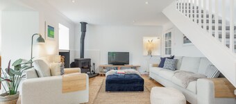 Lovely Sleeps 10 Country Property