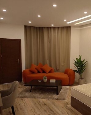 Studio Deluks | 2 kamar tidur, kedap suara, setrika/meja setrika, dan Wi-Fi gratis