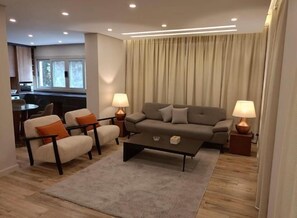 Apartament Elite | Sala d'estar | Televisor de pantalla plana