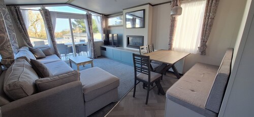 Devon Bay 3BR Caravan - Hot Tub & Pet-friendly