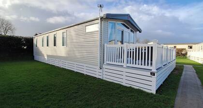 Devon Bay 3BR Caravan - Hot Tub & Pet-friendly