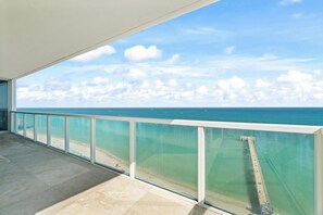 Property grounds - Exquisite Oceanfront 2-bedroom condo with wraparound balconay in Sunny Isles (Sunny Isles Beach)