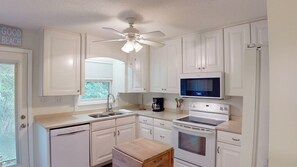 冷蔵庫、電子レンジ、オーブン、コンロ