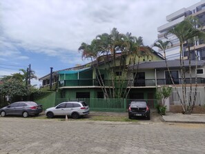 Exterior - House in the Central Beach of Guaratuba (Guaratuba)