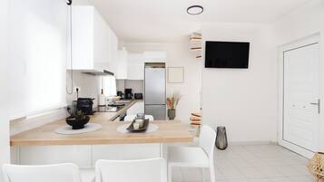 Vila Deluks, patio, pemandangan kebun | Dapur pribadi | Lemari es besar, microwave, oven, dan kompor