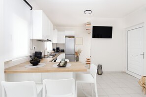 Deluxe Villa, Patio, Garden View | Private kitchen | Full-size fridge, microwave, oven, stovetop - Panor Villas (Rethymno)