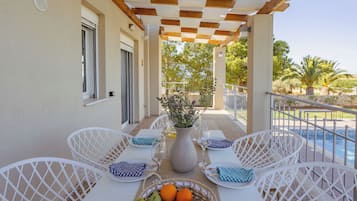 Deluxe-Villa, Terrasse, Gartenblick | Eigener Pool