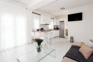 Deluxe Villa, Patio, Garden View | Private kitchen | Full-size fridge, microwave, oven, stovetop - Panor Villas (Rethymno)
