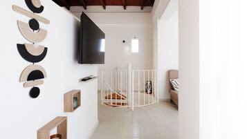 Standard-Villa, Terrasse, Gartenblick | Wohnbereich | 43-Zoll-Smart-TV mit Digitalempfang, Netflix, BĂŒcher