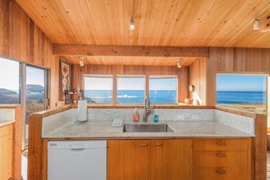Fridge, microwave, oven, stovetop - Gorgeous Sea Ranch Escape for 6 w/Private Hot Tub! (Sea Ranch)