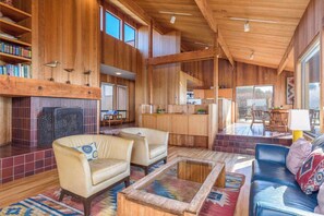 TV - Gorgeous Sea Ranch Escape for 6 w/Private Hot Tub! (Sea Ranch)